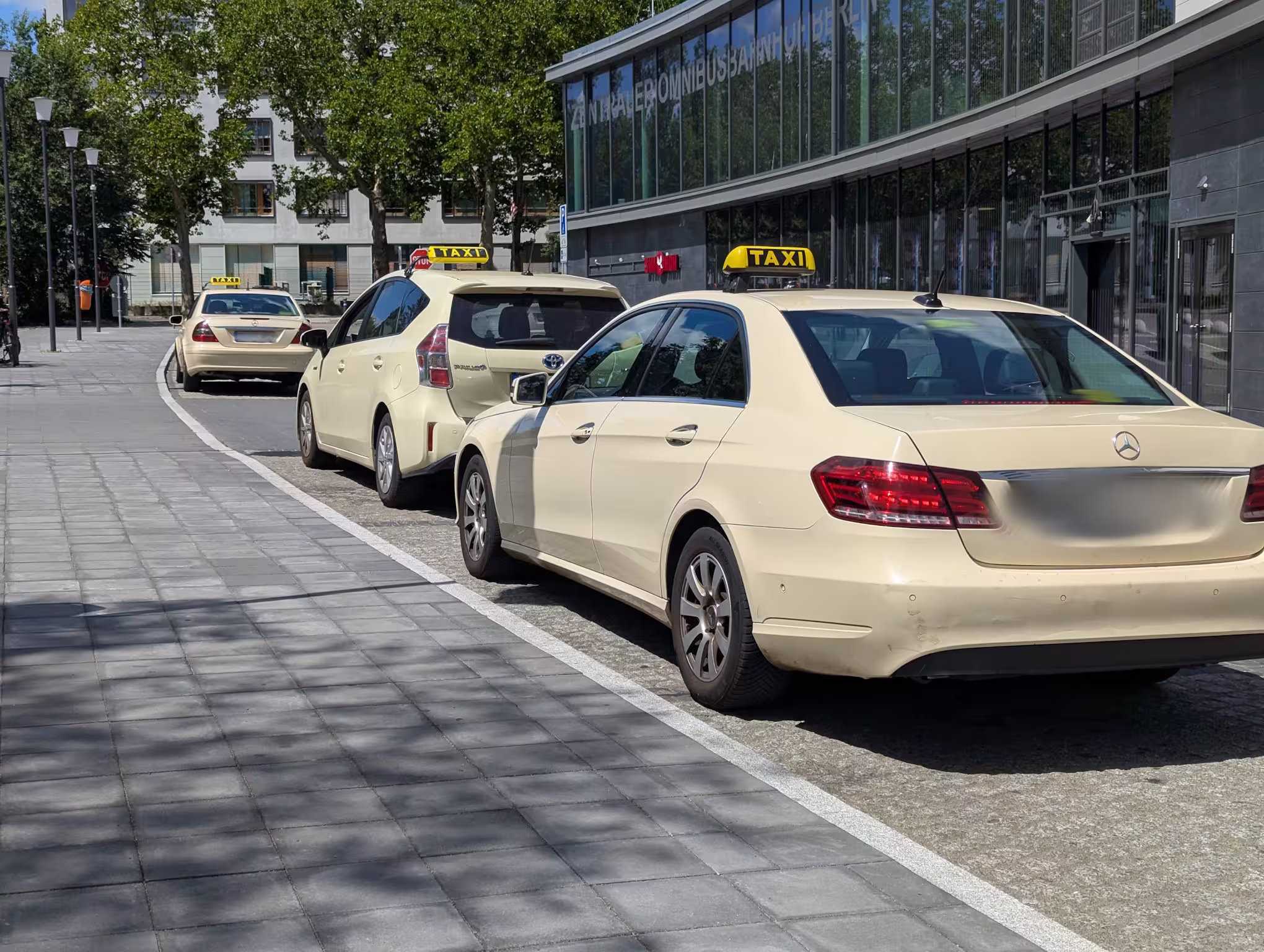 Wartende Taxis vor der Wartehalle