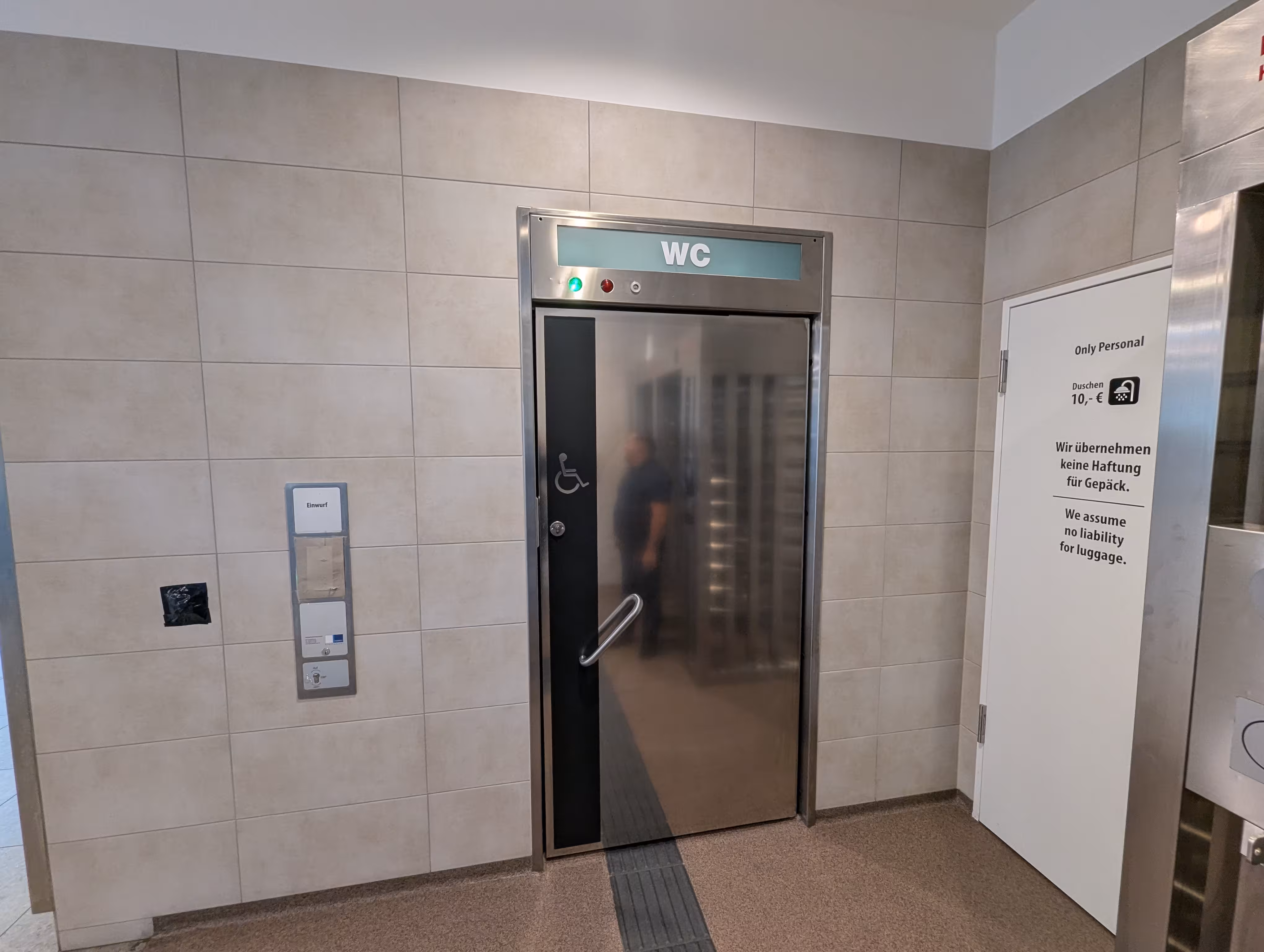 Tür des rollstuhlgerechtes WCs und angrenzende Tür der Dusche